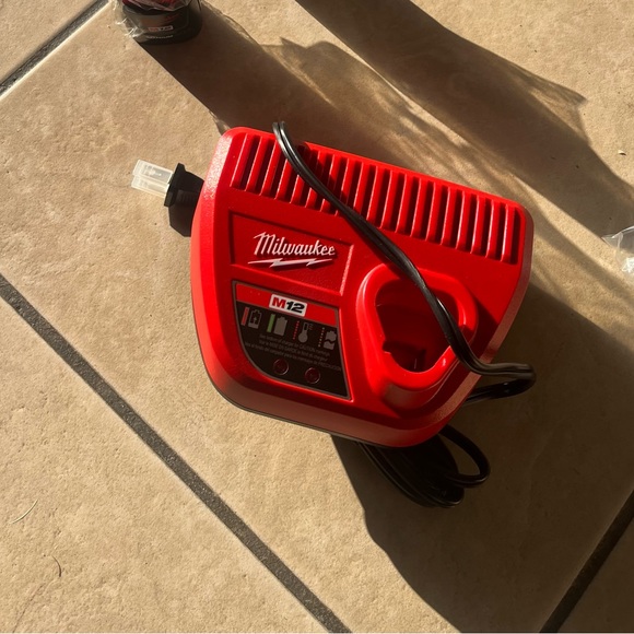 Milwaukee M12 charger it’s in great condition’s - Picture 2 of 2
